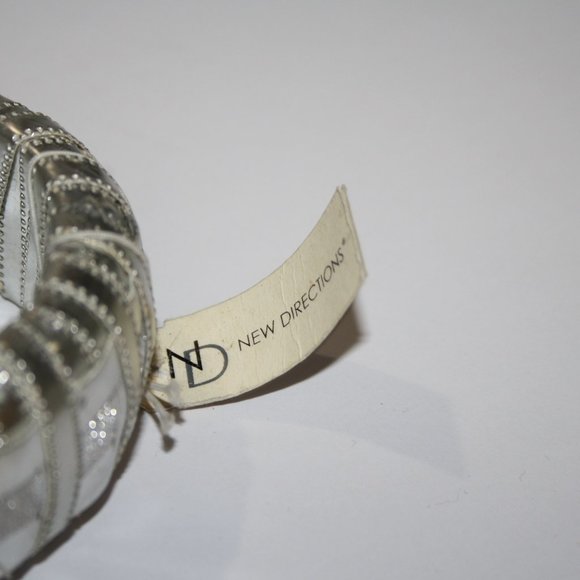 Beautiful silver leather bangle bracelet NWT New Directions 7" - Picture 4 of 6